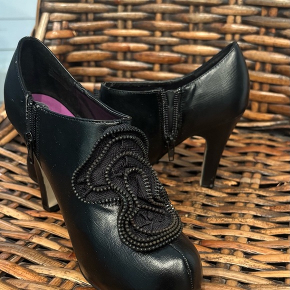 Madden Girl Shoes Women's Size
7.5  Black Rokker Zipper Flower
Pumps Booties - Picture 2 of 8